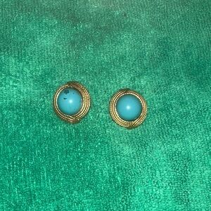 VINTAGE chic Ciner clip on earrings.